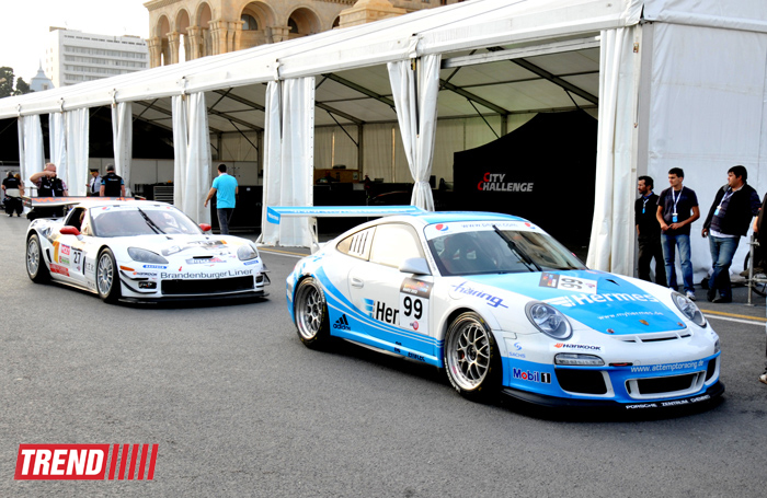 В Баку стартовал парад гоночных машин, участвующих в City Challenge (Фото)